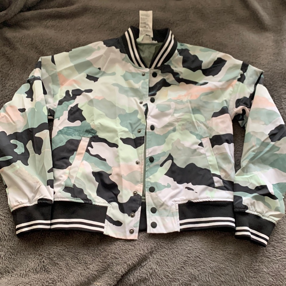 New Balance pastel camo jacket, size XS, perfect for spring, never worn